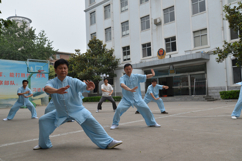 聘請陳式太極拳知名教練教學(xué)，開展太極拳興趣小組活動。
